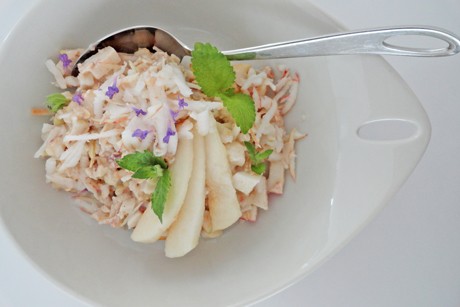 Apfel-Birnenmüsli mit essbaren Blüten