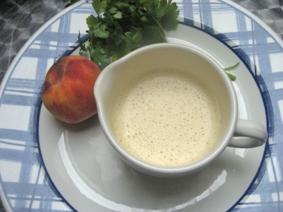 Salatdressing mit roten Weinbergpfirsichen