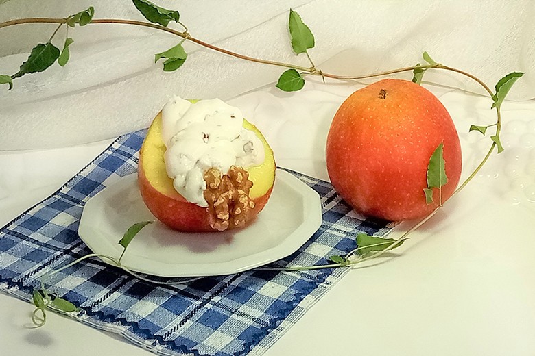 Walnuss-Calvados-Aufstrich im Apfel