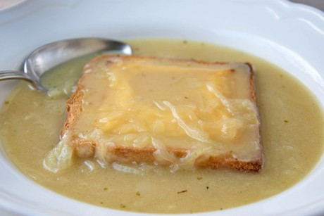 Zwiebelsuppe mit Thymian