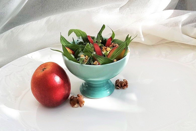 Spitzwegerich-Apfel-Salat
