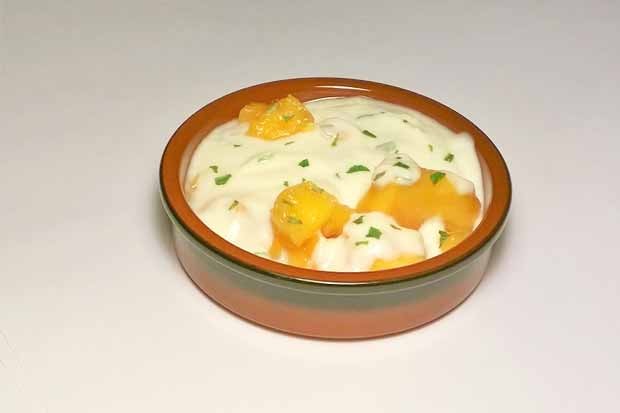Kaki mit Zitronenmelissenjoghurt