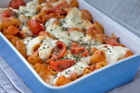 Nudelauflauf mit Linsen, Tomaten und Käse