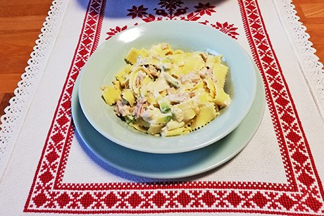 Pasta mit Avocado, Mayonnaise und Thunfisch