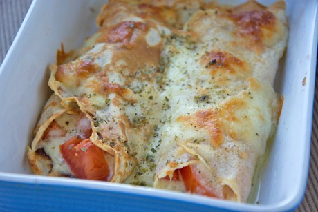 Kräuterpalatschinken mit Tomaten und Mozzarella