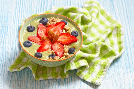 Matcha Grüntee Mousse mit Beeren