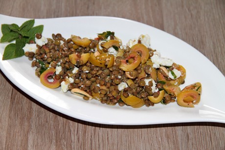 Linsensalat mit Oliven und Ziegenkäse