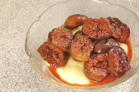 Gebratene Feigen auf Vanillepudding