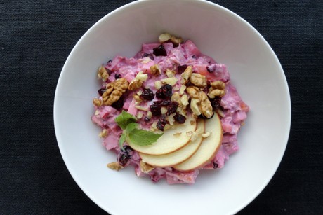Herbstliches Müsli mit Heidelbeerjoghurt, Cranberries und Nüssen