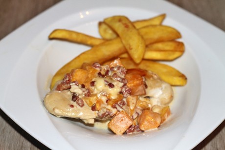 Hühnerfilet in Kürbis - Käse - Sauce
