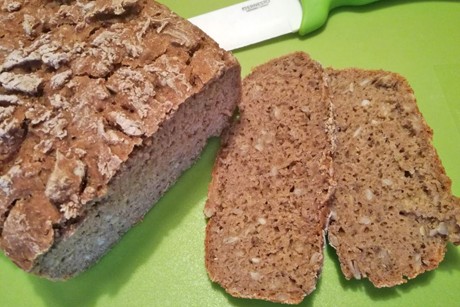 Roggenbrot mit Sauerteig im Brotbackautomaten