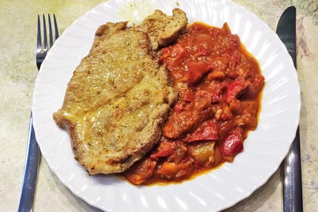 Schweinskotelett mit Chili-Letscho