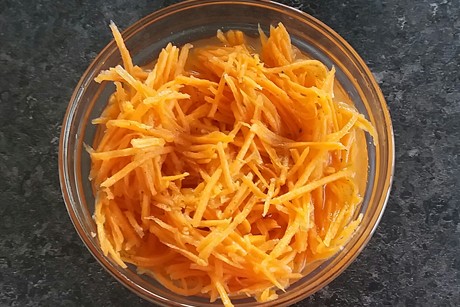 Karottensalat mit Walnussöl