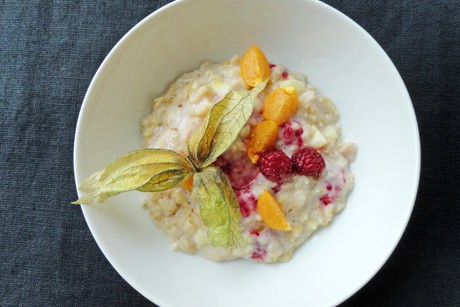 Porridge mit Apfel, Himbeeren und Physalis