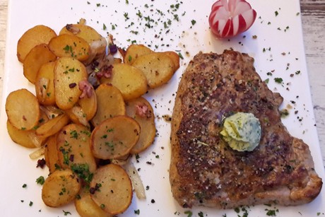 Grillkotelett mit Bratkartoffel
