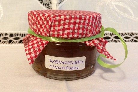 Weingelee mit Chilifäden
