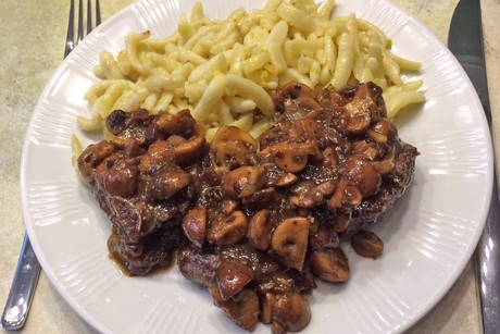 Hirschsteak mit braunen Champignons