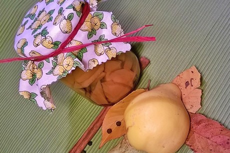 Eingelegte Birnenquitten mit Pfeffer und Zimt