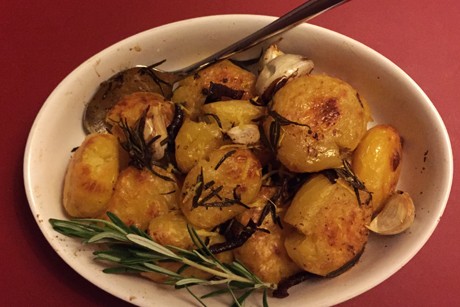 Bratkartoffeln aus dem Ofen mit Rosmarin und Zitronen