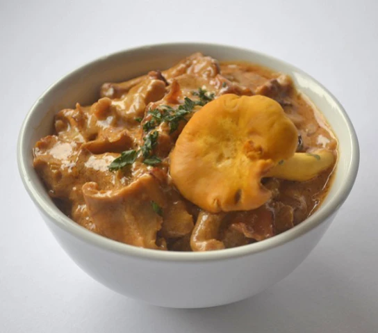 Eierschwammerl-Ragout mit Speck und Knoblauch