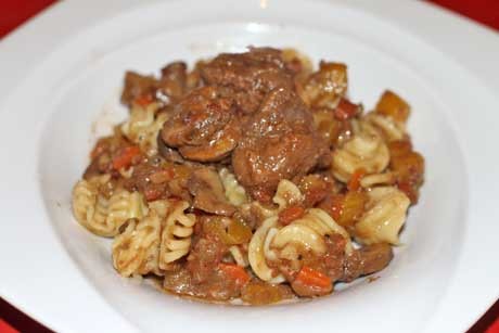 Rahmgulasch vom Reh mit Speck und Champignons