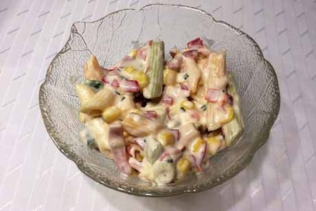 Wurstsalat mit bunten Nudeln