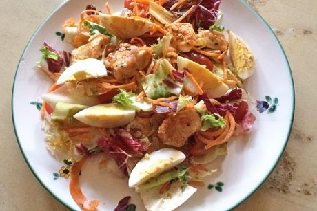 Gebratenes Huhn auf buntem Salat