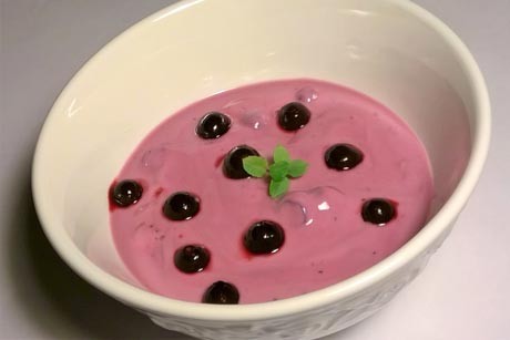 Schwarzes Ribisel-Joghurt mit Cassis