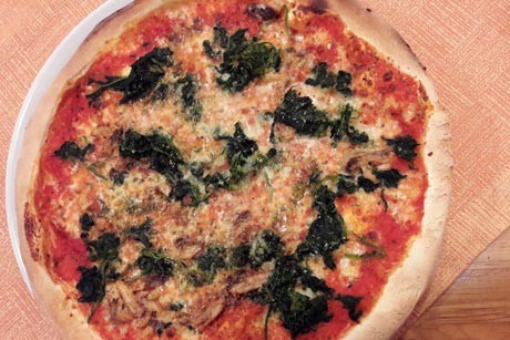 Thunfischpizza mit Blattspinat