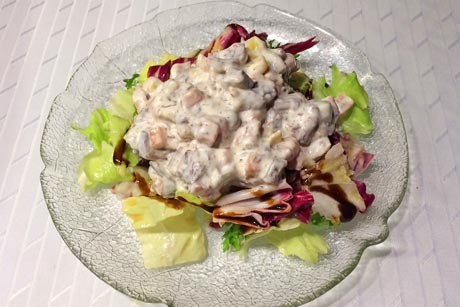 Mayonnaisesalat auf Blattsalat