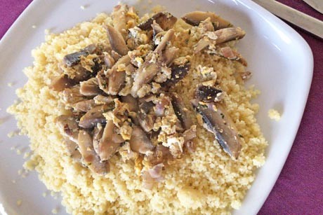 Couscous mit gerösteten Champignons und Ei