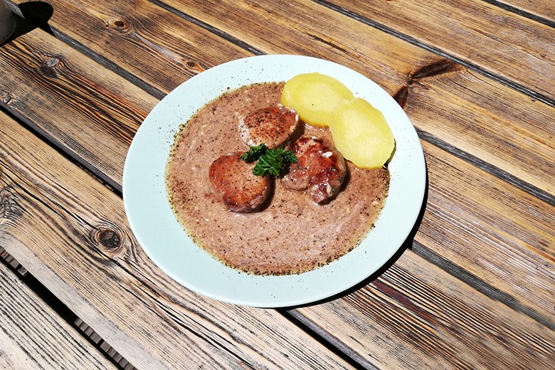 Schweinslungenbraten auf Rotwein-Champignon-Sauce