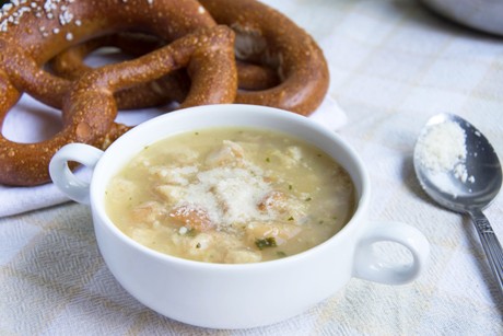 Brezensuppe mit Parmesan