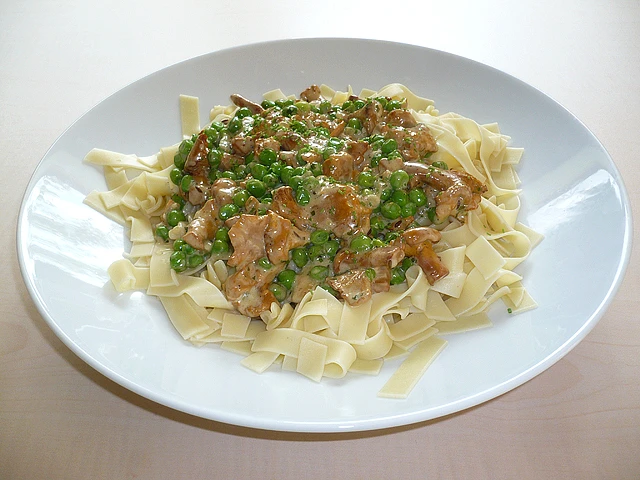 Eierschwammerl in Kr&auml;utersahne