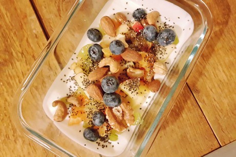 Schnelles Frühstück mit Obst und Chiasamen