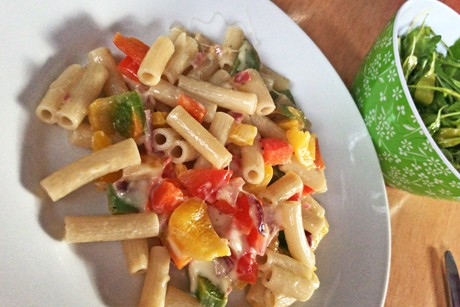 Dinkel-Rigatoni mit buntem Paprika, Zwiebel und Mozzarella