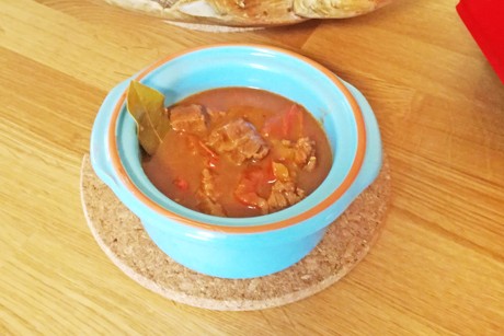 Zwiebelgulasch mediterran