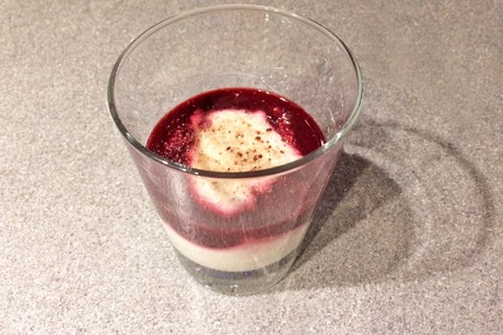 Joghurtcreme mit Rotweinsauce