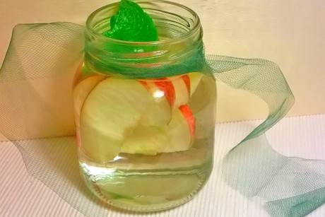 Apfel-Zitronenmelissenwasser-Detox