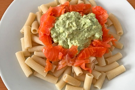 Avocado-Orangen-Creme mit Dinkelnudeln und Lachs