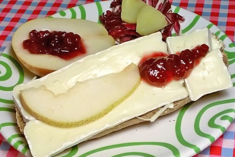 Vollkornbaguette mit Brie und Birne