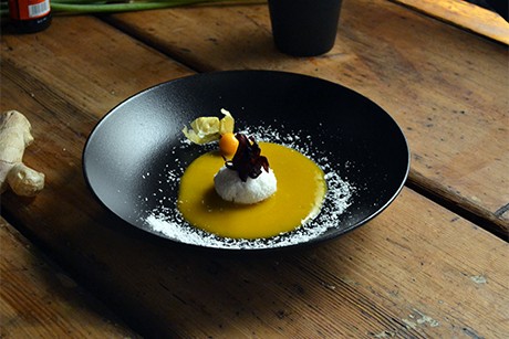 Kokospralinen auf Mangospiegel