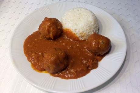 Fleischbällchen in Paprika-Tomatensauce