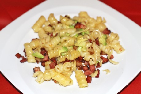 Nudeln mit Avocado und Speck