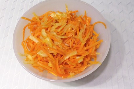 Karottensalat mit Zwiebel