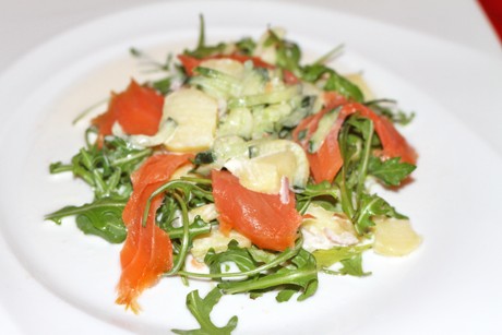 Kartoffelsalat mit Rucola und Lachs