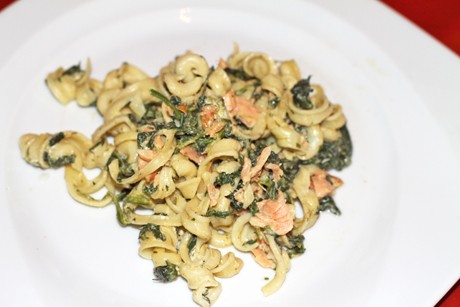 Pasta mit Rucola und Lachs