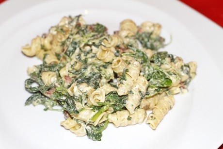 Pasta in Spinat-Speck-Käsesauce