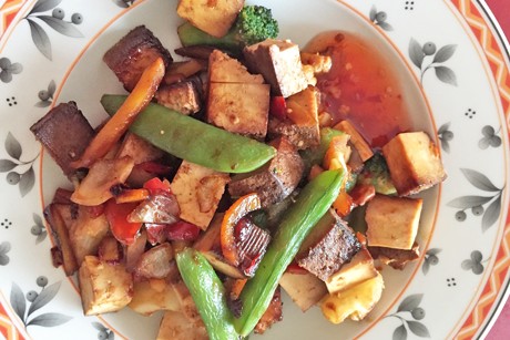 Asiatische Gemüsepfanne mit Räuchertofu