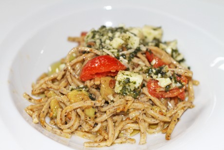 Mediterraner Salat mit Trüffelpasta